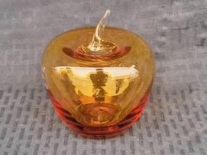 lot 65 image: Vintage BLENKO Art Blown Glass Amber Apple Paperweight with Label