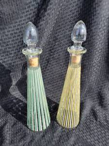 lot 22 image: 1950s Old Kentucky Tavern Decanter Pair