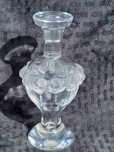 lot 64 image: Vintage Leaded Crystal Lalique Perfume Scent Bottle with Daffodil Plate Mark