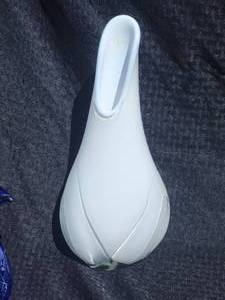 lot 80 image: Penne Franks Simon Signed Glass Vase