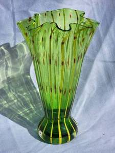 lot 125 image: Vintage Eastern Green Ruffled Edge Art Glass Vase