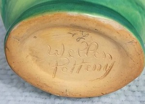 lot 47 image: Weller Pottery Fine Art Ceramic Vase - Buff  Kelly Green