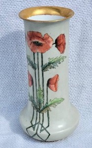 lot 132A image: Bavarian Fine Studio Ceramic Vase - 1929 - Art Deco Holly Hock on Bone
