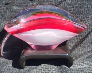 lot 57 image: Studio Art Glass Centerpiece by Royal Haeger - RedWhite