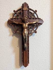 lot 87 image: Vintage Crucifix