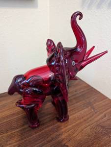 lot 88 image: Glass Elephant Figurine