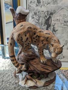lot 190 image: Ezra Brooks 1980 Snow Leopard Decanter