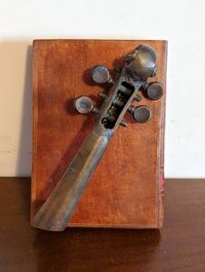 lot 225 image: Bronze And Resin ViolinBook Bookend
