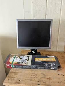 HP 19 Monitor and Low Profile TV Wall Mounting Bracket.