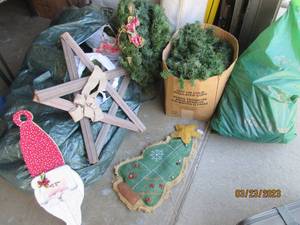 lot 269 image: Outdoor Christmas garland, wreaths....