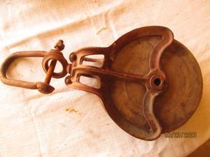 lot 290 image: Large antique Metal pulley with cle...