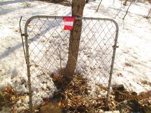 lot 22 image: Chain Link garden gate and white pi...