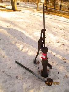 lot 24 image: Antique Cast iron manual water pump...