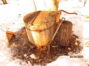 lot 37 image: Antique cast iron water pump and wo...