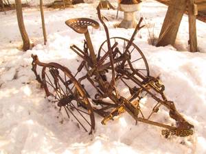 lot 42 image: Antique Metal Sit-on farming plow...