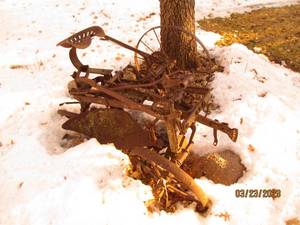 lot 46 image: Antique Metal sit-on farming implem...