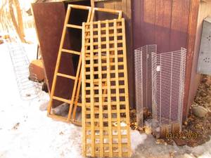 lot 48 image: Set of metal and wood display racks...