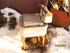 lot 52 image: Antique Maytag Metal wringer wash m...