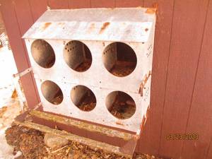 lot 54 image: Mountable metal 6-space Chicken nes...