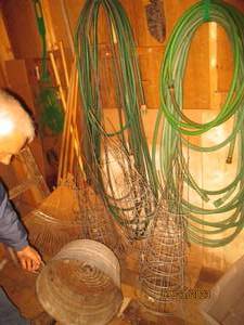 lot 59 image: Garden hoses, metal rake, small soa...