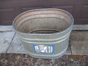lot 68 image: Large metal 100 gallon water holdin...