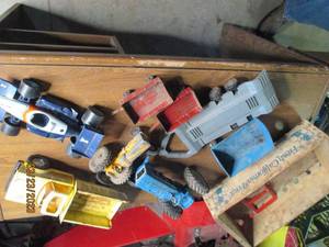 lot 75 image: Vintage Die cast metal farm toy tra...