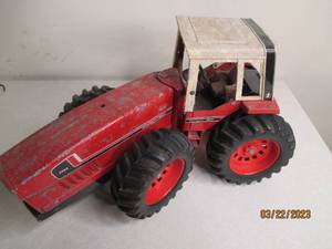 lot 102 image: Vintage Ertl International 3588 Two...