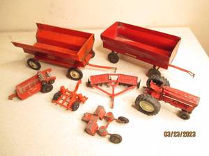 lot 114 image: Pre-loved die cast Ertl 116 and 1...