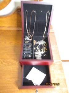 lot 171 image: Vintage square Flip top jewelry box...