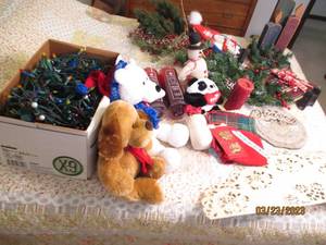 lot 176 image: Assortment of Christmas Greenery, p...