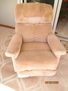 lot 183 image: Tan cloth Lazyboy Rocker Recliner. ...