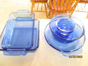 lot 185 image: Translucent Blue Anchor Hocking cak...