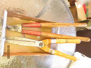 lot 208 image: Outdoor tools Looper and hedge Tri...