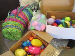 lot 221 image: Lot of assorted Easter baskets with...