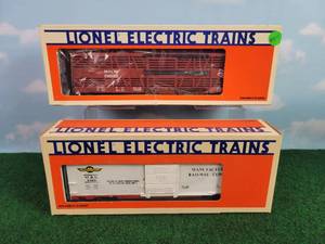 lot 511 image: (2) LIONEL O Scale Freight Rail Cars - Manufacturers Railway Box Car & Milwaukee Road Stock Car