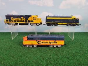 lot 525 image: (3) HO Scale Powered Locomotives - Santa Fe 3500, Santa Fe 4015 and Chessie System 4015