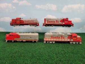 lot 526 image: (4) HO Scale Locomotives - Santa Fe 5707 (Dummy), Santa Fe 5628 (Powered), Santa Fe 307 (Powered) and Santa Fe 3500 (Powered