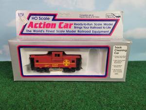 lot 539 image: IHC HO Scale Santa Fe 999246 Track Cleaning Caboose w Original Box