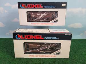 lot 547 image: (2) LIONEL OO27 Scale Great Northern Ore Rail Cars w Ore Loads