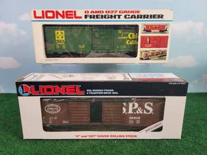 lot 549 image: (2) LIONEL OO27 Scale S.P.&S. Double Door Box Car and ATSF Box Car Rail Cars