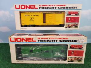 lot 551 image: (2) LIONEL OO27 Scale Texas & Pacific Box Car and Burlington Northern Bay Window Caboose Rail Cars
