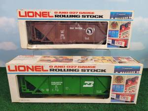 lot 550 image: (2) LIONEL OO27 Scale Great Northern Covered Hopper and Burlington Northern Covered Hopper Rail Cars