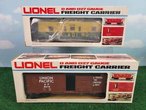 lot 552 image: (2) LIONEL OO27 Scale Union Pacific Box Car and READING Bay Window Caboose Rail Cars