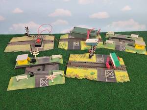 lot 561 image: (5) HO Scale Crossings - (3) TYCO and (2) Unmarked