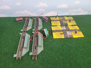 lot 562 image: (4) TYCO Dump Track Sections and (2) Bachmann Dual Crossings (HO Scale)