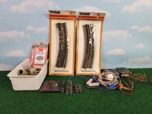 lot 567 image: Lot of HO Scale Controllers, Track Nails and (2) Packs of TYCO 18 Radius HO Track