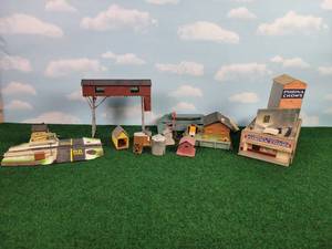 lot 576 image: Lot of HO Scale Plastic Model Buildings
