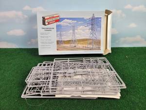 lot 578 image: WALTHERS HO Scale Power Transmission Towers Kit