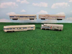 lot 582 image: HO Scale Amtrak Locomotive and (3) Passenger Cars
