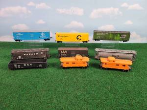 lot 588 image: (9) Assorted HO Scale Rail Cars